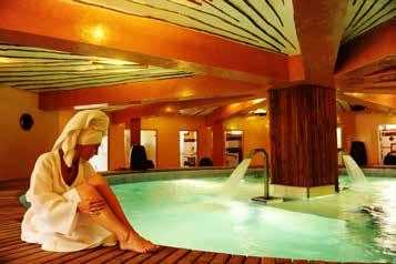 Het hotel is in Afrikaanse stijl ingericht en biedt als kamers typische Afrikaanse hutten van hoge standing. Het resort heeft ook een KidsClub en een kinderzwembad.