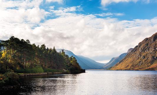 Ierland Buiten VOL GESCHIEDENIS EN CULTUUR 04 Drie buitengewone wandeltochten Het laatste woord over.