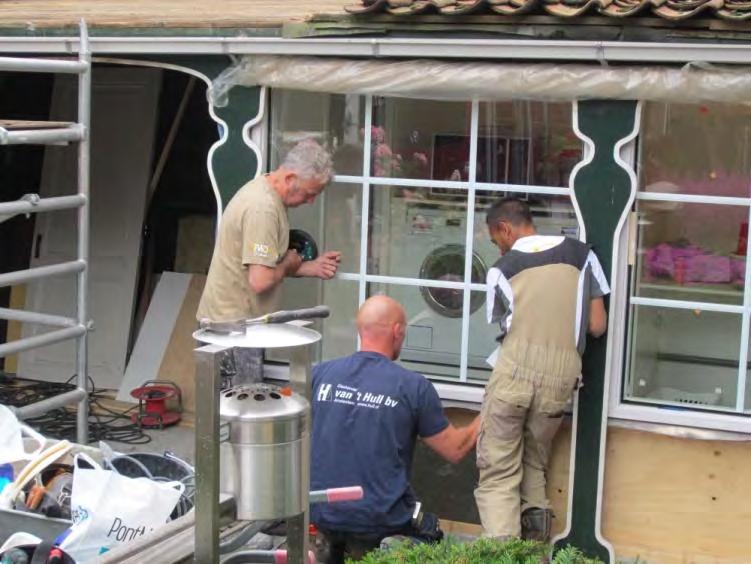 Huis & tuin Al vanaf de opening van De Schelp was het duidelijk dat de keuken aan de krappe kant was. Voor de medewerkers was het soms erg behelpen en ook was er te weinig bergruimte.