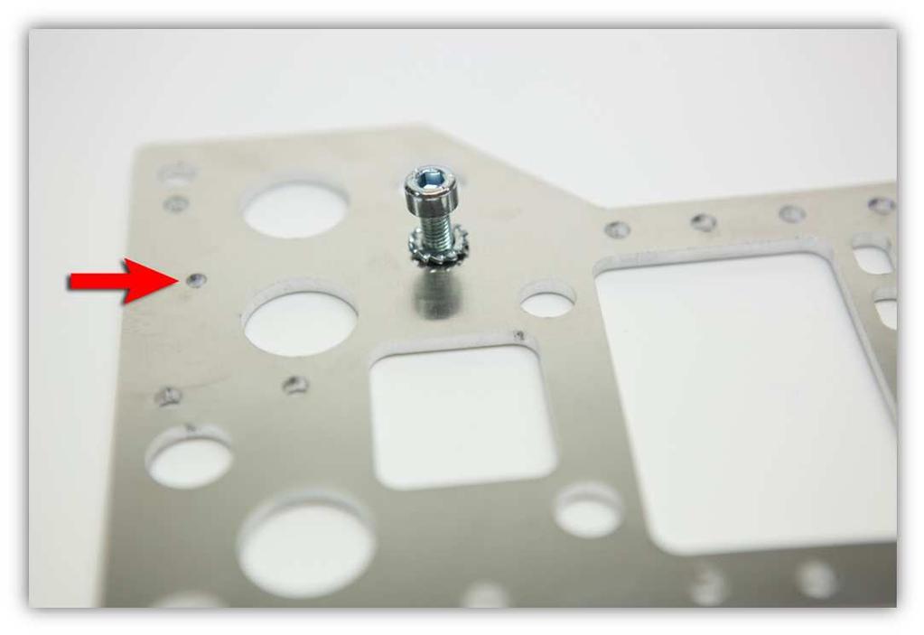 Steek een M5-bout en een gekartelde M5-sluitring door de X-WAGEN (zie afb.). Controleer de oriëntatie van de aluminium plaat.