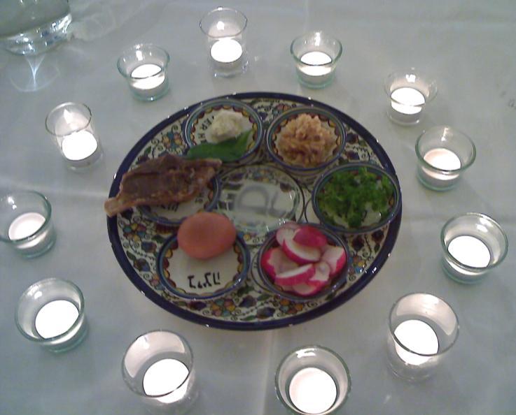 Op de Séderschotel ( ): Zróa ( ): botje met wat vlees, apart gebraden als symbool voor het Paaslam, Beetsa ( ): een ei, als symbool voor de eeuwigheid Maróór ( ): bitter kruid (mierikswortel of