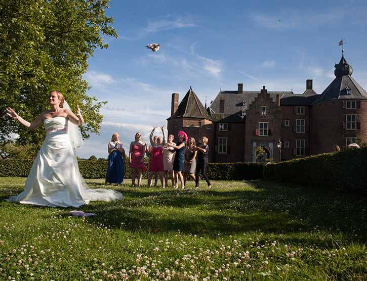 Alle feestelijkheden op uw huwelijksdag kunnen plaatsvinden in diverse ruimtes in het kasteel. Daarnaast biedt het modern ingerichte Koetshuis op het kasteelterrein een scala aan mogelijkheden.