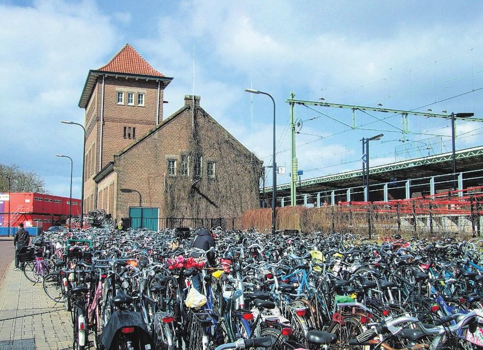 De gemeente geeft de bekendmakingen in Deventer Nu in verkorte vorm weer. Vergunningen, plannen en besluiten staan in een overzichtelijk schema, geordend op postcode.