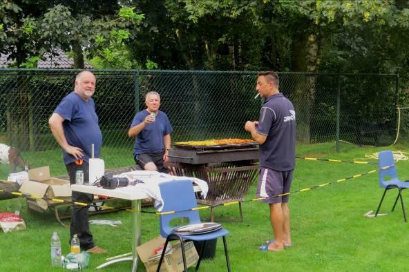 Het was een zeer gezellige en geslaagde dag die werd afgesloten met een barbecue met vlees van