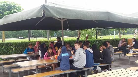 De kinderen nemen zelf per week 7,50 zakgeld mee en ik kan u vertellen dat er van het geld van deze week menig ijsjes zijn gekocht bij Mc Donald. Het enige dat jammer was, was het weer.