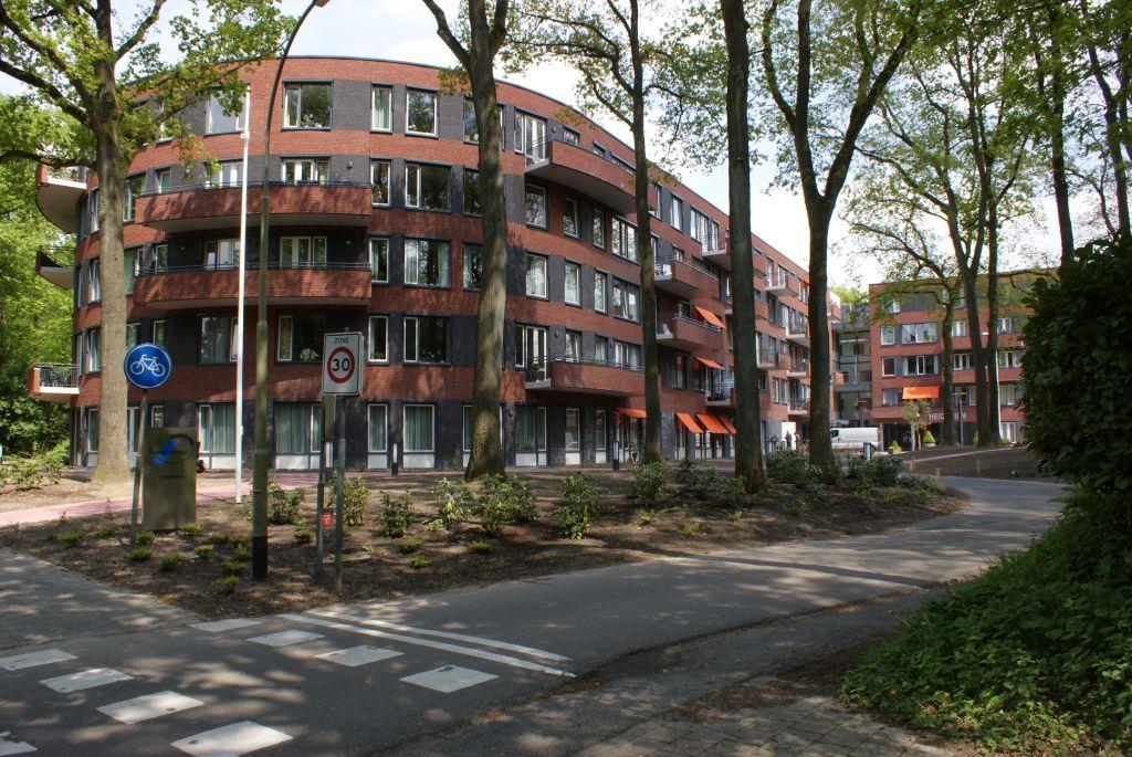 DEEL 2 Specifieke informatie over Heidehiem Heidehiem is een woon- en zorgcentrum dat even buiten het centrum van Emmen ligt in een bosrijke omgeving in de wijk Emmermeer.