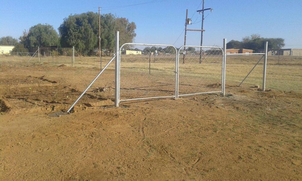 Ondertussen in Zuid- Afrika Dankzij jullie giften wordt er nu een hek geplaatst om de tuin van House Rebekah.