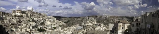 Doorreis naar het Castel del Monte, het bijzondere jachtslot van keizer Frederik II waar alles draait rond de symboliek van het cijfer acht : het kasteel heeft de vorm van een achthoek, heeft acht