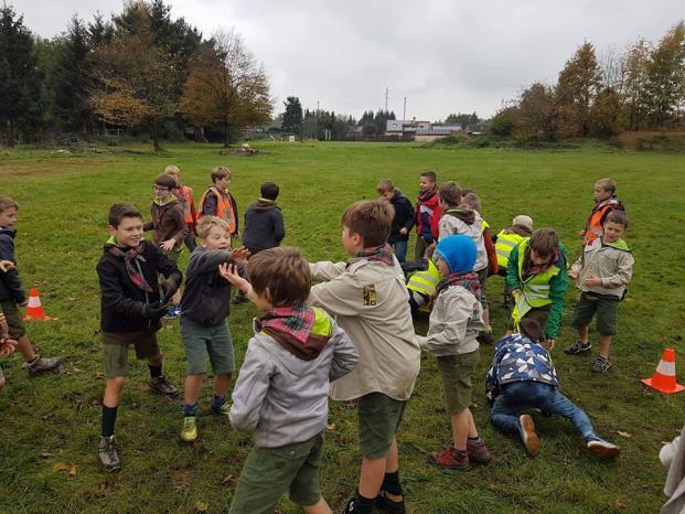 Elk nest koos naar goede gewoonte ook een kreet die rijmde op hun kleur en die hen het best beschreef: ROOD! Wij kunnen tegen een stoot! Nestleider: Jarne GEEL! Weet ik veel!