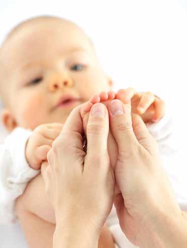 De strelingen, knuffels en zachte aanrakingen creëren bij je baby een gevoel van veiligheid en geborgenheid.