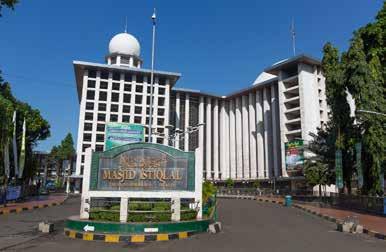 Overnachting in het Santika Premiere Slipi Dag 02: Stadstour Jakarta - Bogor Na het ontbijt maken we een stadstour door Jakarta. We bezoeken o.a. de Sunda Kelapa haven met haar kleurrijke traditionele boten, Batavia met het oude Nederlandse stadhuis en het Nationaal Museum.