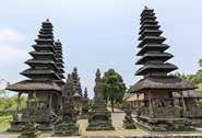 Letterlijk vertaald hebben we het dus over de Tempel van de Aarde, gelegen in de Zee. Net als vele andere tempels op Bali is de Tanah Lot verbonden met de heilige Brahman priester Danghyang Nirarta.
