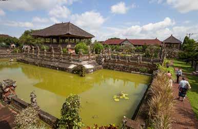Deze tempel is gewijd aan de godin Dewi Danu, de godin van het water, de meren en de rivieren. Het complex is gebouwd in 1633 en is verdeeld over verschillende eilandjes.