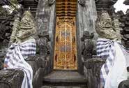 Bij de bergplaats Bedugul bezoeken we de Pura Ulan Danu, één van de mooiste tempels op Bali. In Banjar bezoeken we de Air Panas. Via Candidasa rijden we vervolgens verder naar Ubud.