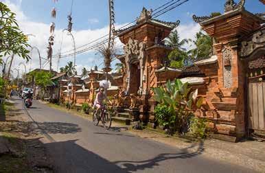 Het tempelcomplex is gelegen op een heuvel en doet qua bouwstijl denken aan de Borobudur.