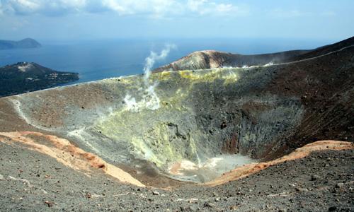 Ongeveer 20 kilometer ten noorden van Sicilië liggen de ruige Eolische eilanden, populair onder wandelaars en vulkaanliefhebbers. De eilanden zijn vulkanisch en hebben allemaal een eigen karakter.