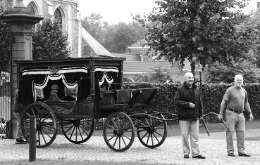 De overledenen werden met de lijkwagen van het