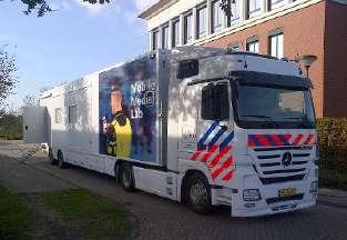 De politie rijdt met het Mobile Medialab door Nederland en vraagt er naar de mening van inwoners over woninginbraak en fietsdiefstal.