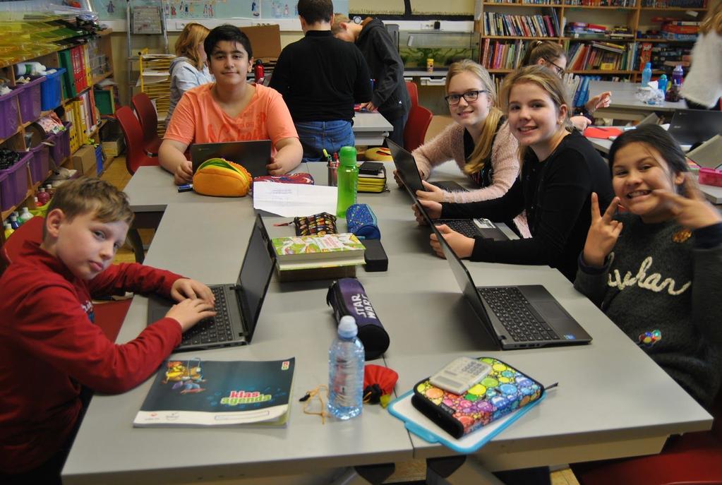 De schrijvers Brayten, Ömer, Amelie, Anna en Kelly-Joyce aan het schrijven. Bekeken de foto s, staken de koppen bij elkaar en begonnen te schrijven.