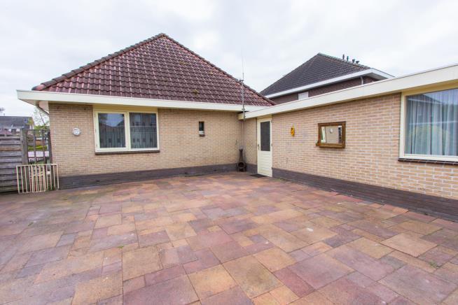 Omschrijving In leuke nieuwbouwwijk gelegen vrijstaande semibungalow met aangebouwde ruime garage. Wilt u comfortabel en riant wonen dan bent u hier aan het juiste adres.