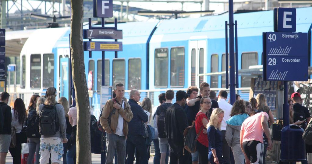 oostzijde van de stationsingang en -uitgang bevinden, krijgen elders een nieuwe plek.