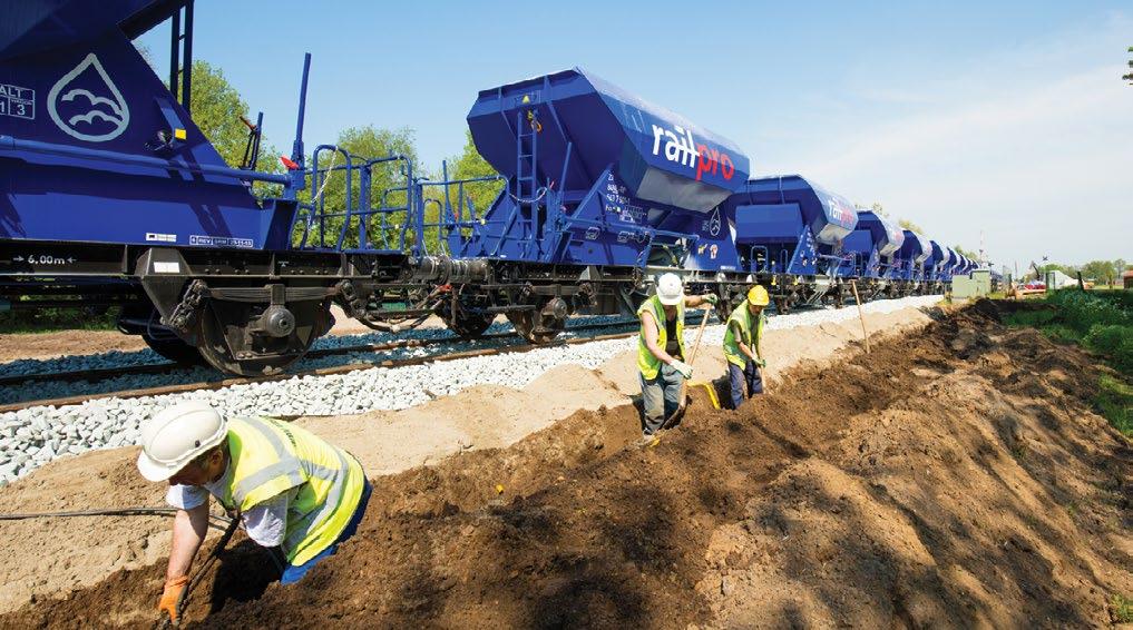 Over 13 kilometer legt Prorail nieuwe spoorstaven aan. Ook vervangen zij de ballast (spoorgrind) en dwarsliggers (bielzen).