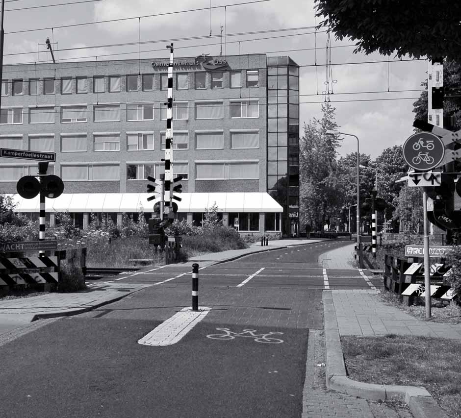 DE UITDAGING Het gemeentehuis van Oss moest gemoderniseerd en uitgebreid worden omdat de huidige huisvesting op meerdere aspecten niet meer voldeed.