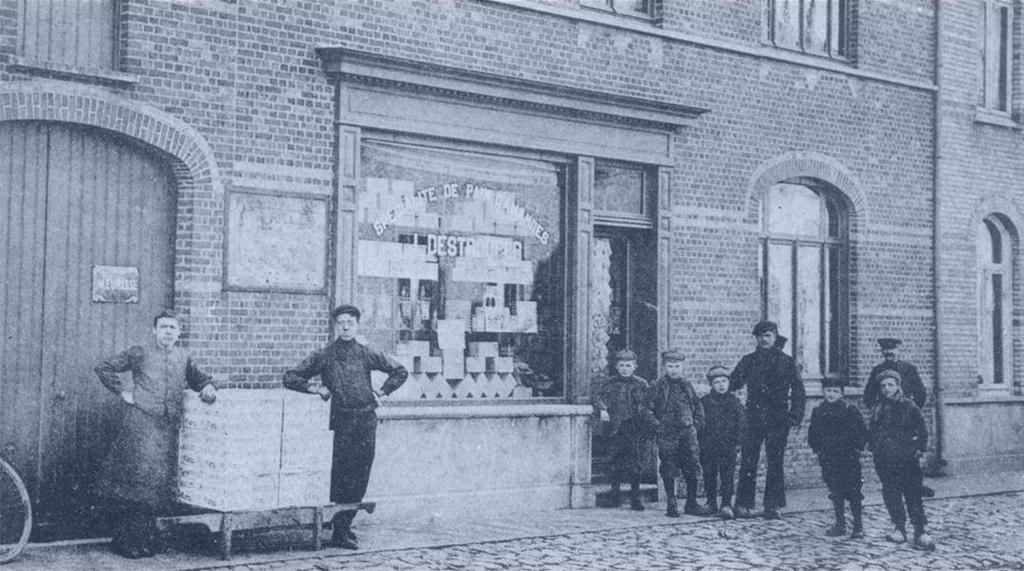 Waar het allemaal begon, Jules bakkerij te Lo Na de tweede wereldoorlog, waarin verschillende boterrantsoenen zwaar wogen op de koekjesindustrie, slaagde Junior erin zijn producten uit te voeren naar
