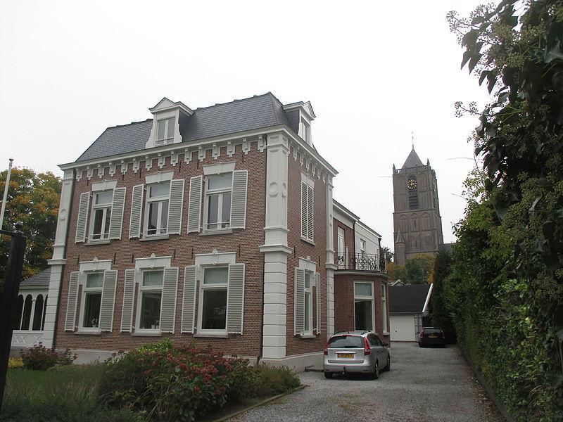 Nieuwe Tielseweg Villa Spoorenberg De deelnemers werden rondgeleid vanaf de villa Spoorenberg aan de nieuwe Tielseweg. De begeleiders tijdens deze wandeling waren Peter Schipper en Ton Schiltmans.