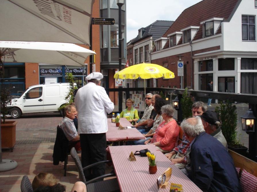 Westluidense straat Pankoekhoek Na de excursie konden de leden bij de Pankoekhoek een kopje koffie