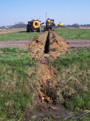 Effecten van peilgestuurde drainage op natuur Marijn Kuijper (Deltares), Joachim Rozemeijer (Deltares), Marieke van Gerven (Staatsbosbeheer), Corine Geujen (Vereniging Natuurmonumenten) De aanleg van