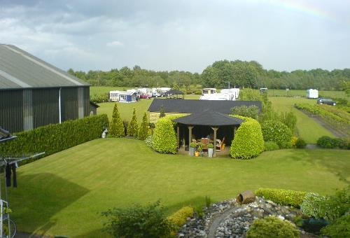 500 m 2, mooi vrij gelegen langs doorgaande weg, ruim voorzien van siertuin en geen hinder van buren. Ondergrond bedrijf / camping, circa 6.