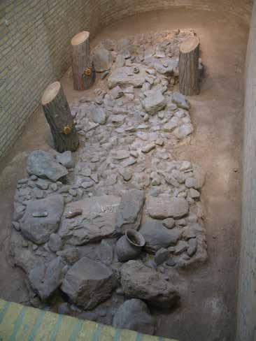 6.2.10.3 Begraving Uit het heuvelland is slechts een begraving bekend, de in 1963 ontdekte grafkelder van Stein. 609 (afb. 06.