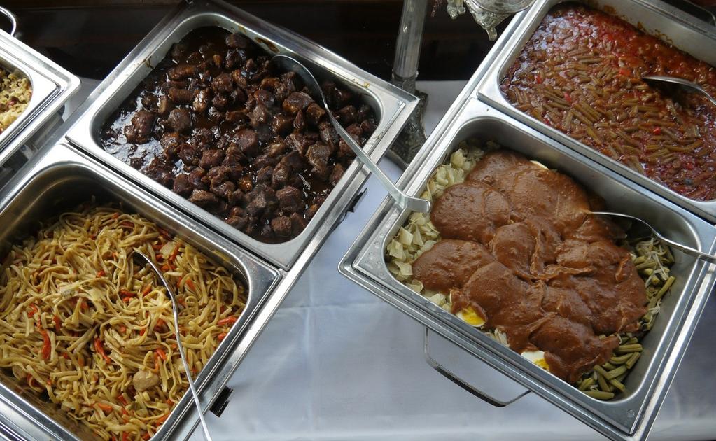 Buffet 5: Indonesisch buffet daging rendang babi ketjap - 26,95 29,00 22,50 ajam ketjap ikan bali foe yong hai tjap tjoy sateh met pindasaus nasi goreng bami goreng witte rijst Buffet 6: Uitgebreide