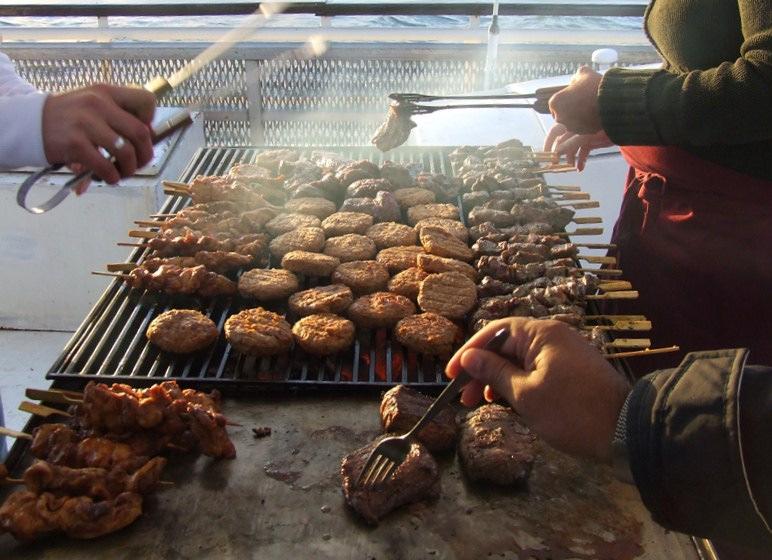 hamburger culotte (gemarineerde biefstuk) grote stok kipsaté lamsspies Buffet 7: Eenvoudige barbecue aan dek aardappelsalade rauwkostsalade satésaus, knoflooksaus, cocktailsaus en barbecuesaus