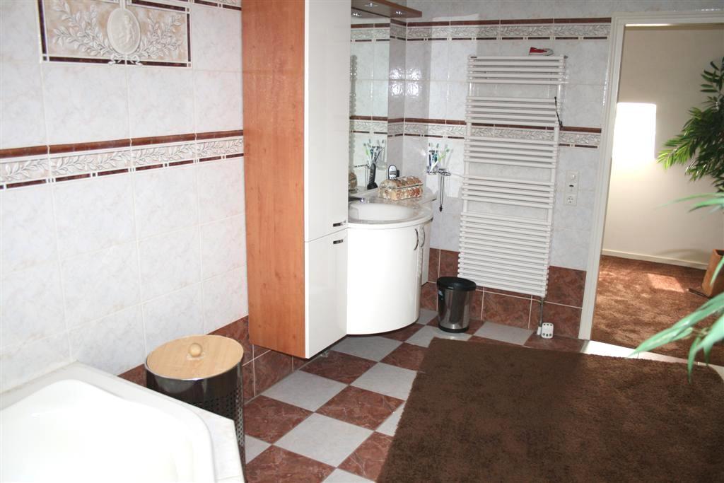 Badkamer: De riante moderne badkamer is sfeervol