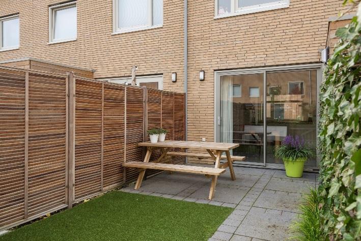 De woning beschikt over 3 woonlagen, een eigen tuin, een eigen parkeerplaats, berging en een gemeenschappelijke binnentuin. Kortom, een ideale woning om zonder te klussen met je gezin te bewonen.