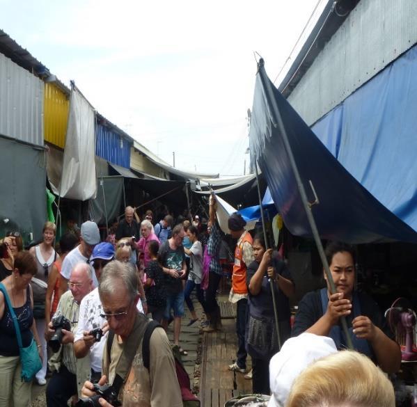 Na het bezoek aan Bangkok ging het zuidoostwaarts naar de wereldberoemde markt van Amphawa die gehouden wordt naast én op het spoor!