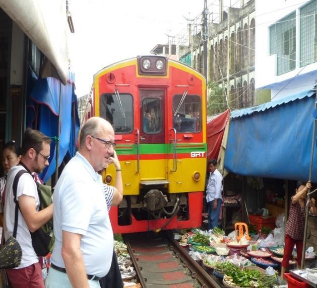 Eens opgestapt ging het richting eindstation in Amphawa. Onderweg zorgden de aan het plafond vastgemaakte ventilatoren samen met de open treindeuren voor enige ventilatie.