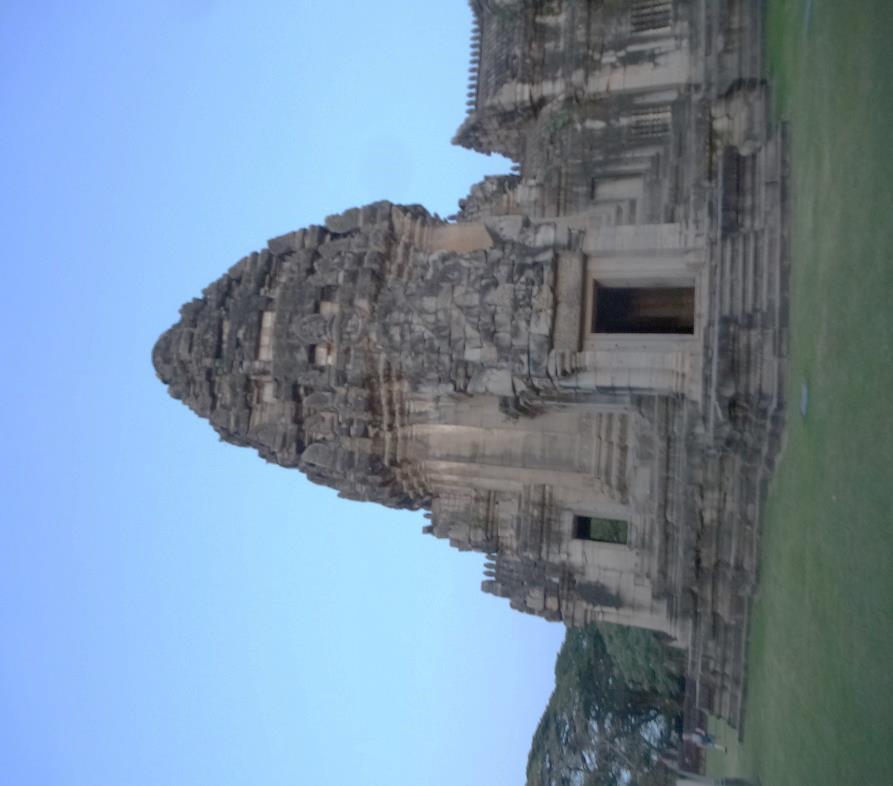 De gerestaureerde ruïnes van de Khmer-tempel in Phimaï uit de 11 de -eeuw op het Khoratplateau (Noordoost Thailand) maakten op mij veel meer indruk (een woord dat ik op deze reis dikwijls gebruikte).