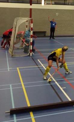 Wisselen De wisselregel in de zaal is gelijk aan de veldhockeyregel. Wisselspelers moeten op de teambank zitten.