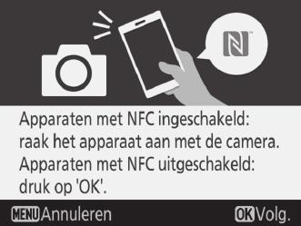 Raak, om te verbinden met behulp van NFC, de NFC-antenne op het smartapparaat naar het camera -logo (N-Mark) aan, wacht vervolgens op de SnapBridge-app om te starten en ga verder naar Stap 7.