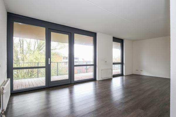 2e verdieping: voordeur appartement, hal, meterkast, toilet met fontein, slaapkamer, woonkamer met grote raampartij met deur naar balkon van ca.