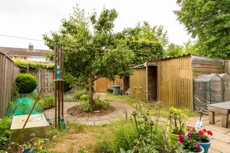 met verschillende beplanting, tuinhuisje, enkele hokken