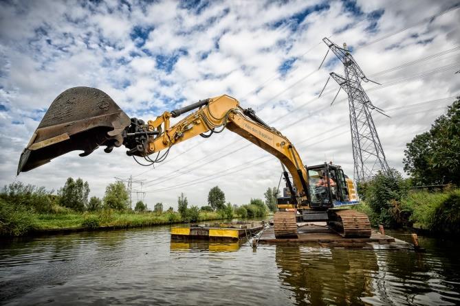 Deze worden met een duwboot afgevoerd naar een plek waar de bagger met een kraan uit de beunbakken kan worden gehaald.