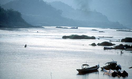 We verlaten Thailand met een longtailboot over de Mekong. Na de douaneafhandelingen stappen we in een 'slow boat' die ons in 2 dagen naar Luang Prabang brengt.