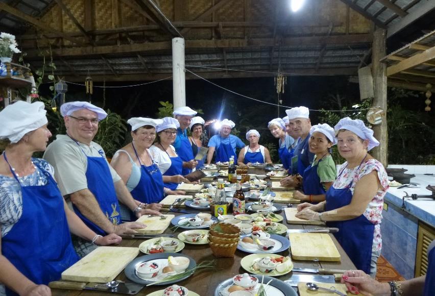 s Avonds was er geen bezoek aan een restaurant maar wel aan de Baan Hongnual Cookery School waar we, onder begeleiding, zelf onze soep, hoofdschotel en dessert mochten klaarmaken én opeten!