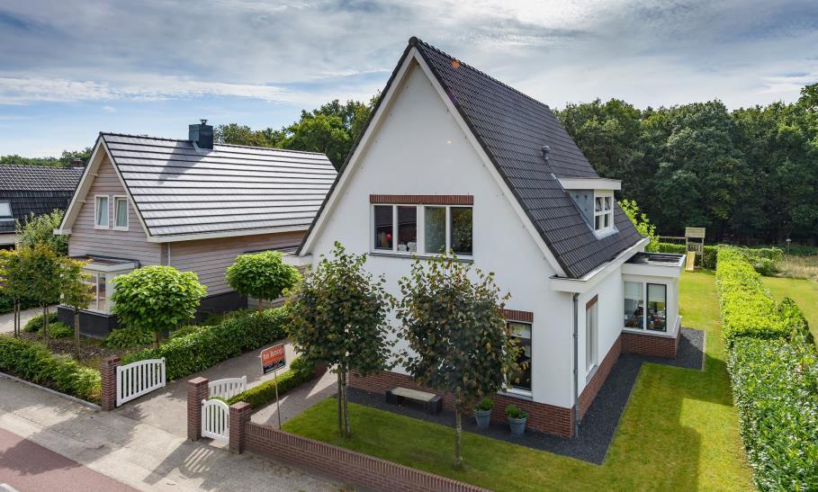 Verkopers aan het woord: Zeven jaar geleden hebben wij ons eigen huis gebouwd in Hoenderloo. Een heerlijk licht en open huis, met ruimte binnen en rondom.