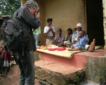 Kernwaarden, doel en missie. WEB.foundation heeft als doel om wereldwijd de communicatie over hiv/aids te stimuleren door voorlichting te geven aan jongeren voordat zij seksueel actief zijn. WEB.foundation wil volwassenen, jongeren en hulpverleners, die in hun directe omgeving met hiv/aids geconfronteerd worden, ondersteunen bij de communicatie en verwerking.