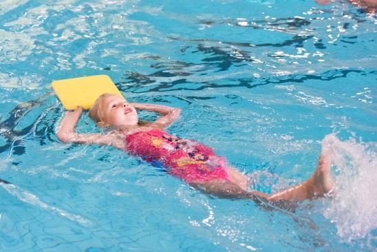 Traject 1 maximaal 9 leerlingen In het eerste traject leren kinderen zich zonder drijfmiddelen veilig voelen in het water. Orienteren, watergewenning, drijven en voortbewegen staan hier centraal.